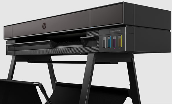 Tampak samping yang memperlihatkan indikator tangki tinta printer HP DesignJet T858