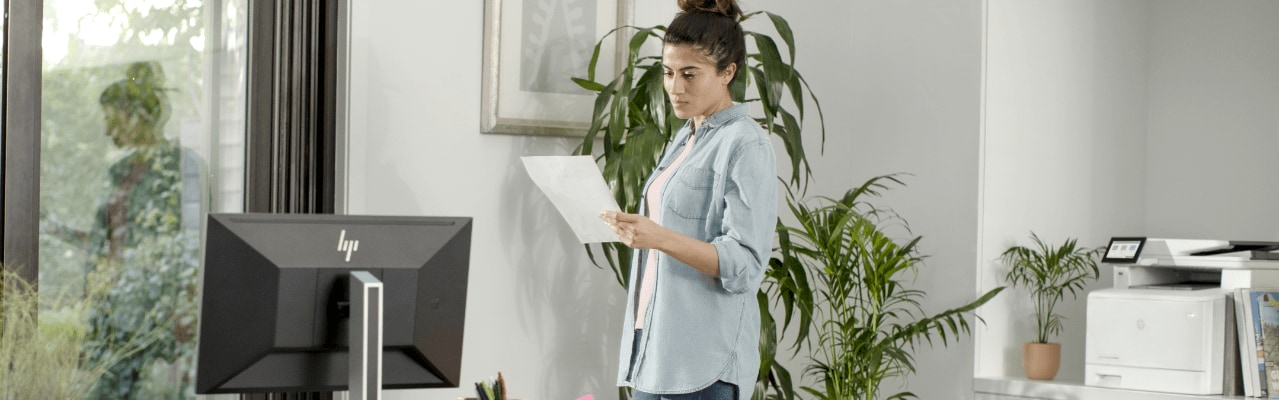 femme en train de consulter des documents