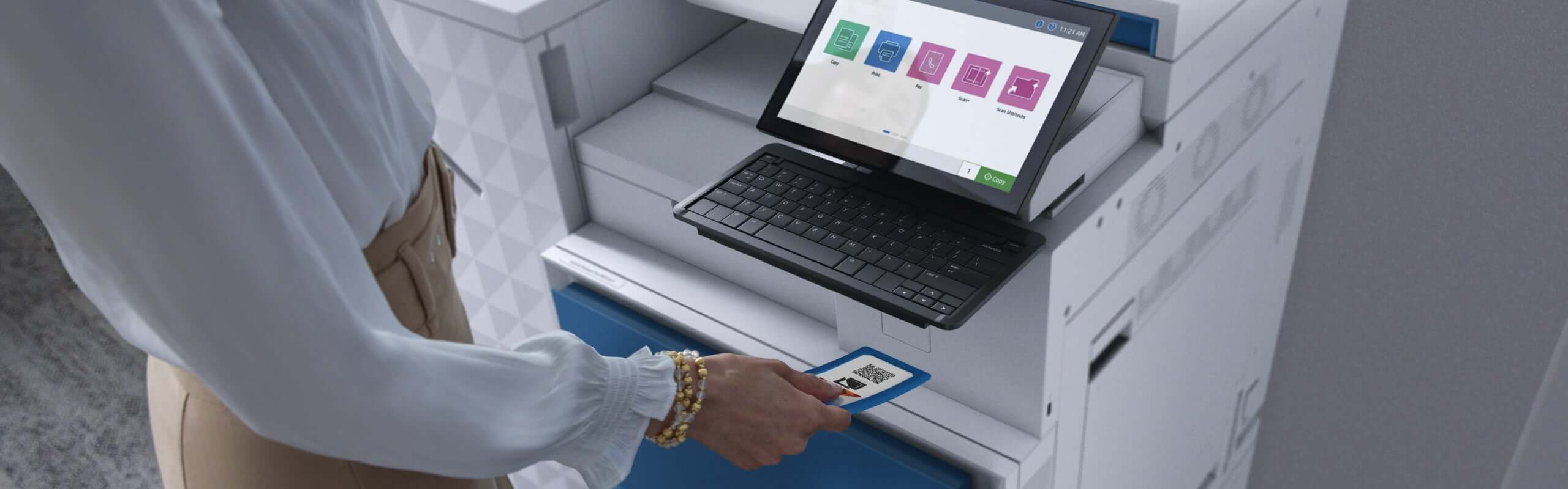 Eine Büroangestellte betrachtet den Farb-Touchscreen eines HP LaserJet MFP