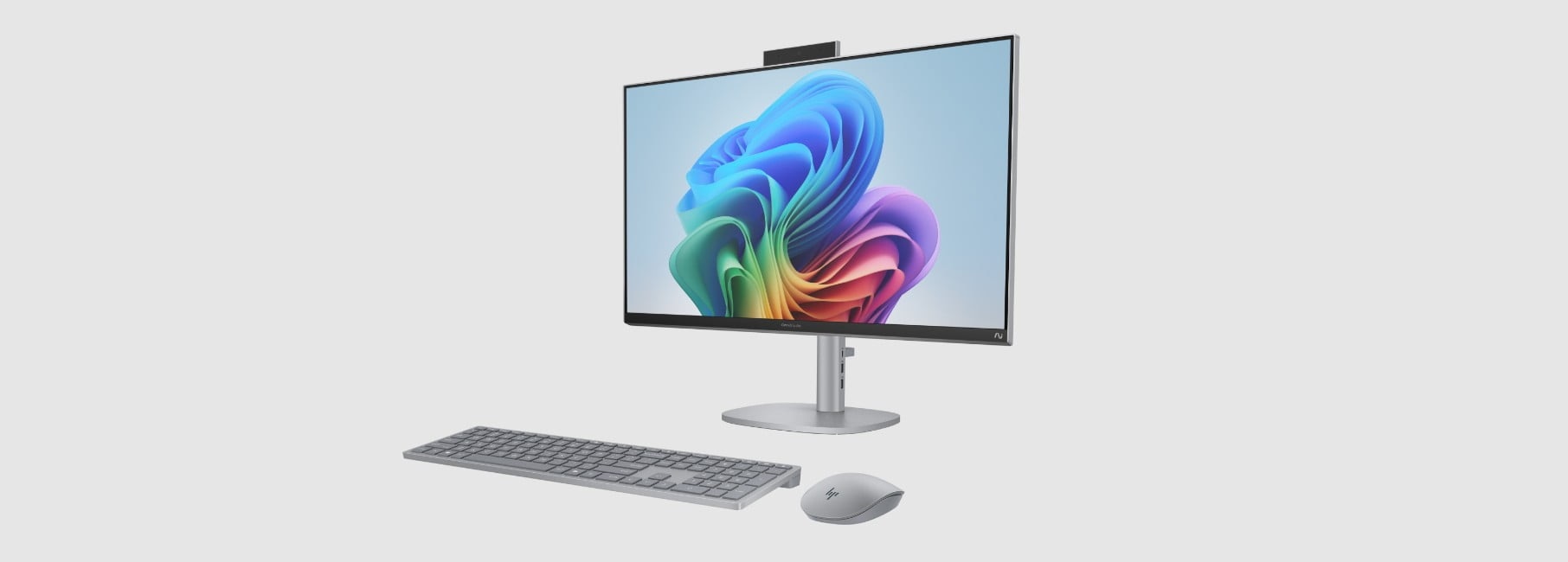 一部配備藍色無線滑鼠和鍵盤的 HP OmniStudio X All-in-One AI 電腦