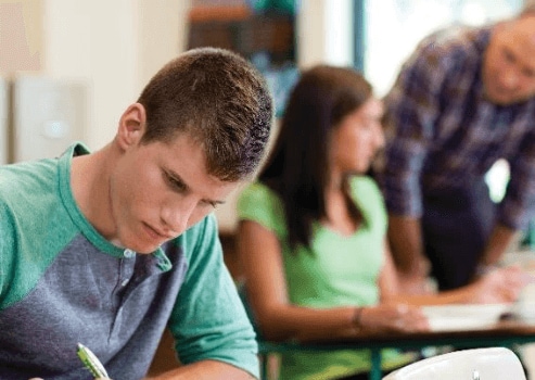 Un estudiante trabajando en su aula.