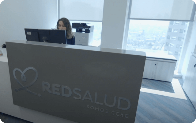 Une femme travaillant à son bureau à la réception.