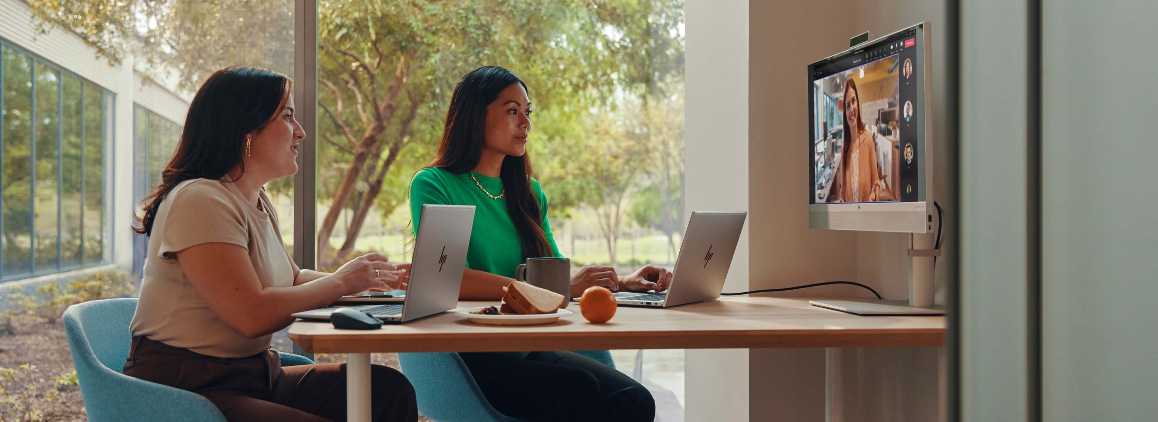 Deux femmes en visioconférence avec des PC portables HP, l’une d’elles étant connectée à un écran HP.