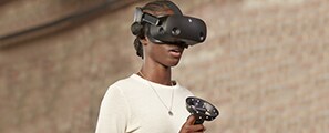 Ovation-Praktikant verwendet HP Reverb G2 Virtual-Reality-Headset und Controller, um eine Rede zu üben.