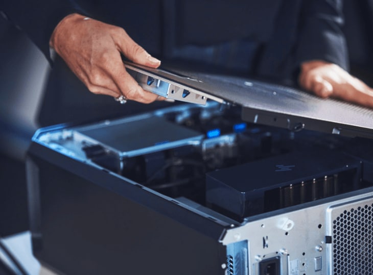 Homem abrindo o painel lateral de uma estação de trabalho Z Desktop para acessar os componentes internos