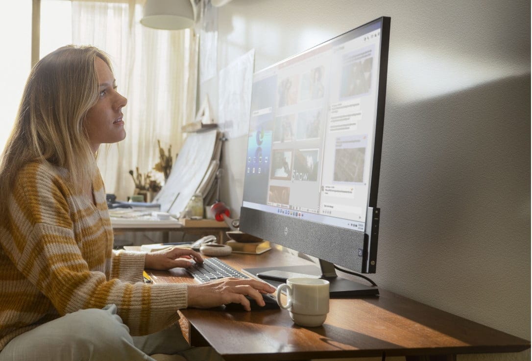 Un equipo All-in-One de HP junto a un teclado inalámbrico HP y un mouse inalámbrico HP.