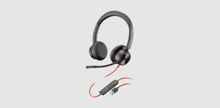 Micro-casque stéréo filaire antibruit Poly Blackwire 8225, les commandes sur le cordon et le connecteur USB-A sont visibles