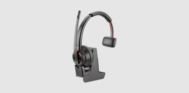 Micro-casque sans fil DECT Poly Savi 8210 Office sur son socle avec connectivité multi-appareils et commandes de volume