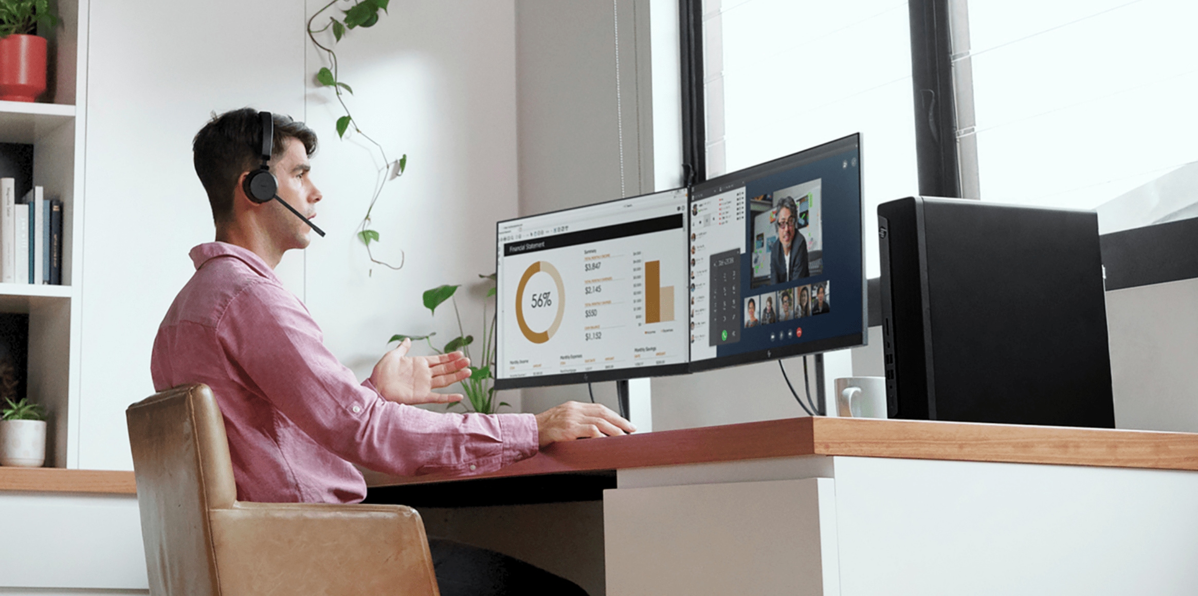 Foto eines Mannes mit einem HP Poly-Headset, der ein Telemetrie-Dashboard eines HP Workforce Experience-Geräts überprüft und über einen Video-Feed mit Teamkollegen spricht.