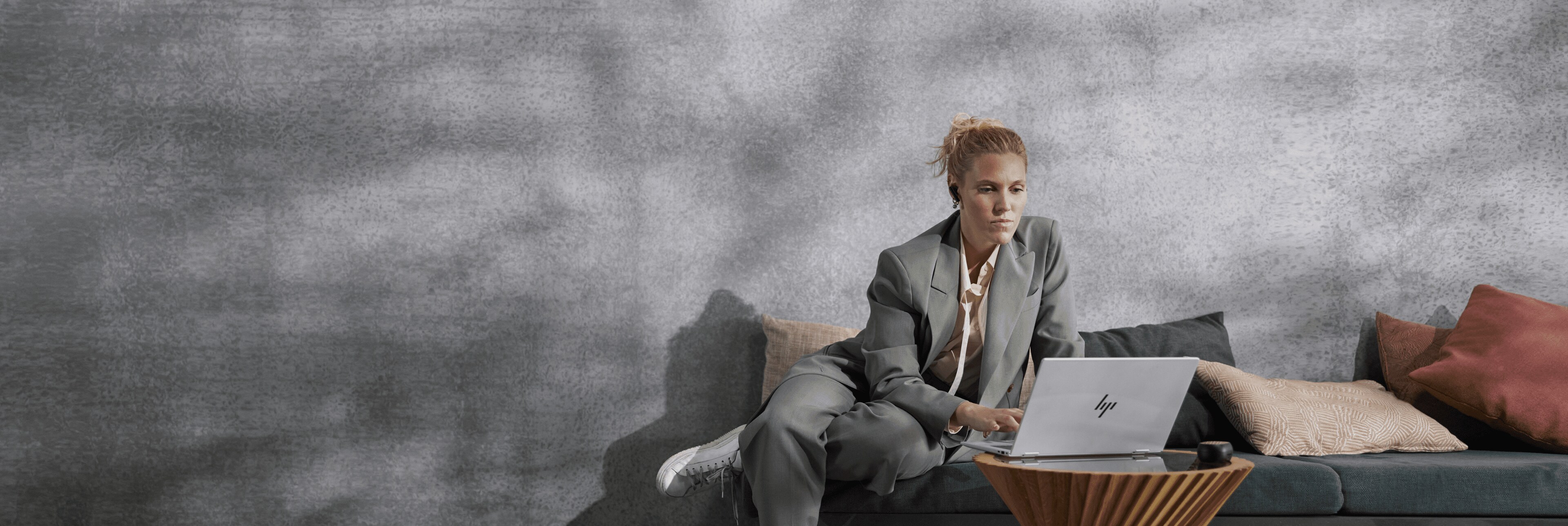 Woman with EliteBook 1040 in industrial setting