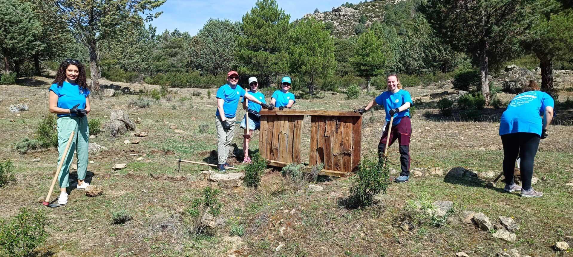 Empleados de la oficina de HP en Madrid realizan trabajos de recuperación ecológica.