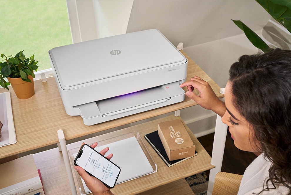 person printing from mobile using HP home printer