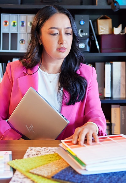 Lady working with color palettes while carrying an HP Laptop