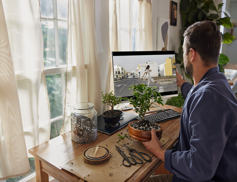 A man working on HP pc